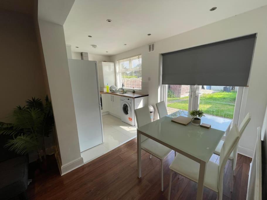 Entire Ground Floor Apartment In Watford Watford  Exterior photo